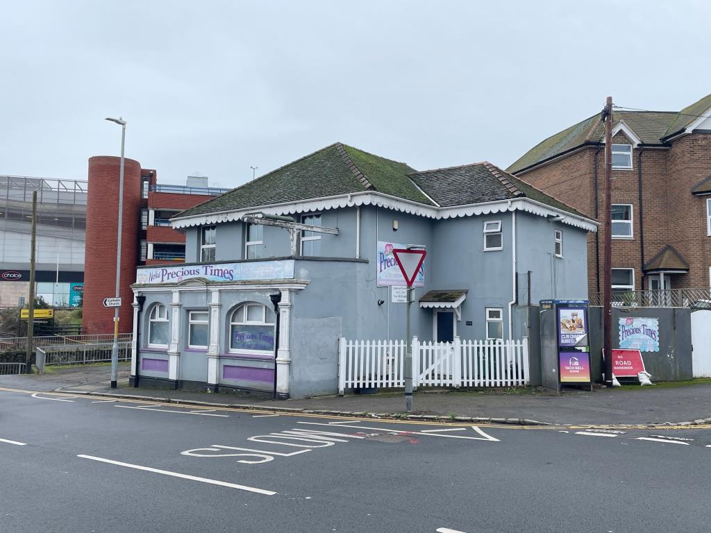 Lot: 80 - COMMERCIAL PREMISES WITH FOUR-BEDROOM MAISONETTE IN PROMINENT POSITION - External view 1